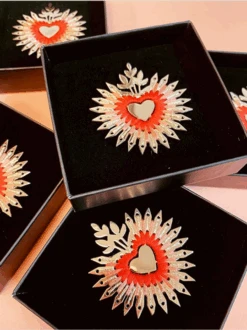 Broche Coeur Flamboyant - Pin's XL - Christelle Dit Christensen -Décorer Les Cadeaux 4593fe 09e4992d8ed3493eab89f0f36cfacac9mv2