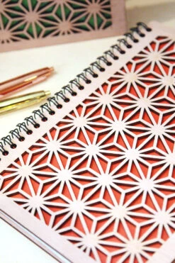 Carnet A5 Personnalisé - Couverture Bois - Découpe Laser -Décorer Les Cadeaux 4593fe 2c51e435de2d41b2a22e95afe04c4422mv2 d 2480 1654 s 2