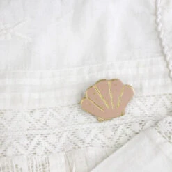 Broche En Cuir Pomme - Barnabé Aime Le Café -Décorer Les Cadeaux 4593fe 58c0df7030e6444fa122854b4f3e418fmv2