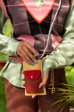 Pochette Pour Portable En Cuir - Sticky Sis Club Par Sticky Lemon -Décorer Les Cadeaux 4593fe a863a926e5a44fc68555aa9ef98c2305mv2