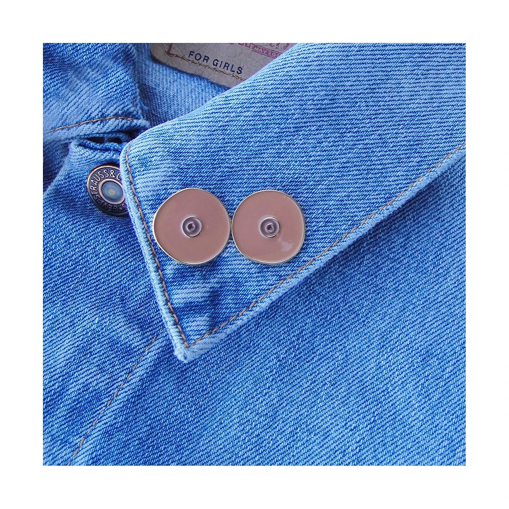 Pin's Seins - Coucou Suzette 1 Pin's Seins - Coucou Suzette