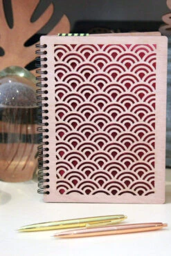 Carnet A5 Personnalisé - Couverture Bois - Découpe Laser -Décorer Les Cadeaux 4593fe bbe65d76fb844209be89ff39442765a6mv2 d 2480 1654 s 2