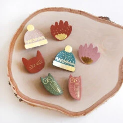 Broche En Cuir Pomme - Barnabé Aime Le Café -Décorer Les Cadeaux 4593fe bfa5fdb147ee4828be3edf09726a257amv2