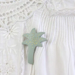 Broche En Cuir Pomme - Barnabé Aime Le Café -Décorer Les Cadeaux 4593fe dbe0aceb3319493dbc2a756f44e942edmv2