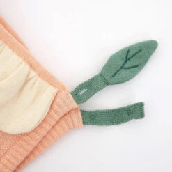 Bonnet Bébé Peach Daisy - Meri Meri -Décorer Les Cadeaux 4593fe e306105e63d04c1f974893b4ad161996mv2