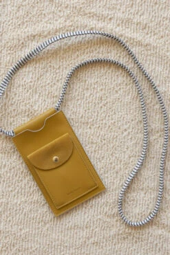 Pochette Pour Portable En Cuir - Sticky Sis Club Par Sticky Lemon -Décorer Les Cadeaux 4593fe f8d10f925a2a414d81bc26a182e1b54amv2